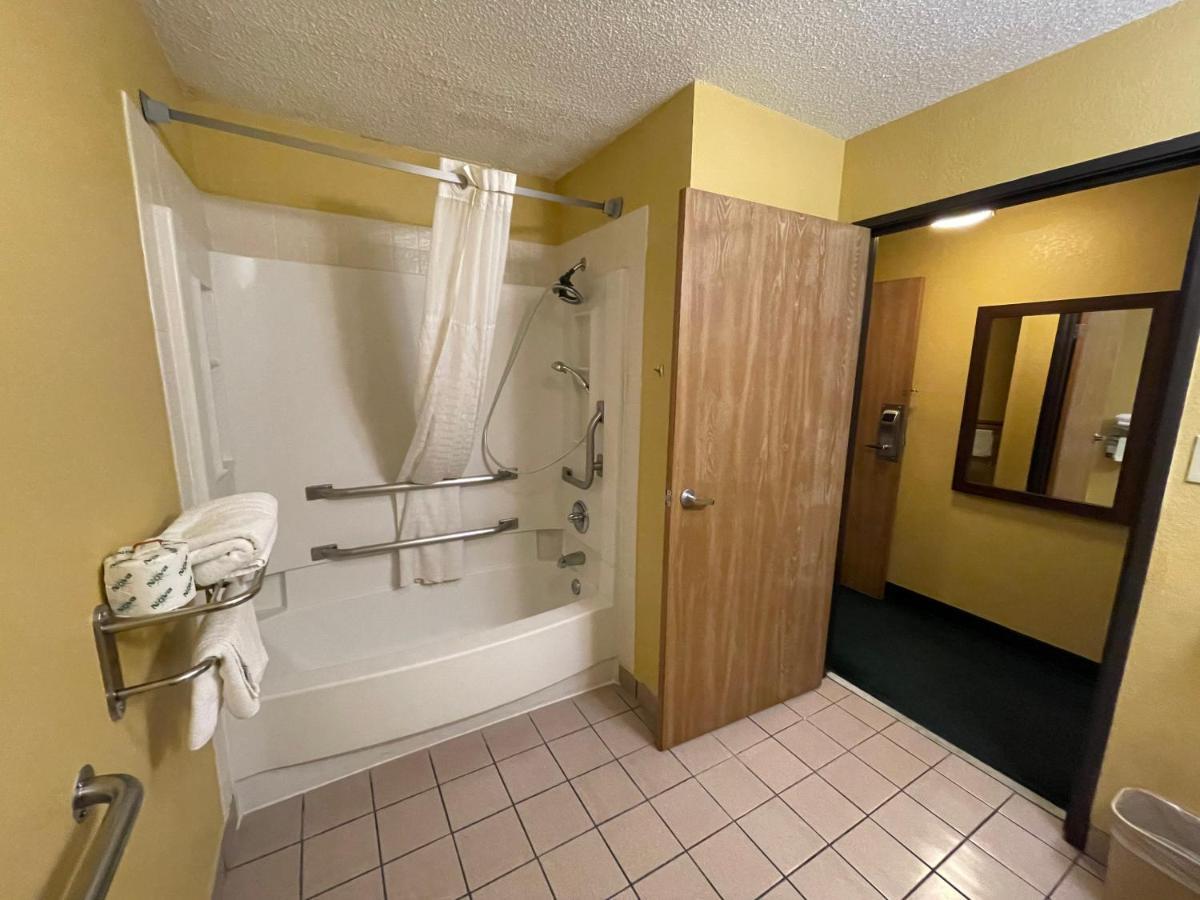 Super 8 By Wyndham Van Buren/Ft. Smith Area מראה חיצוני תמונה